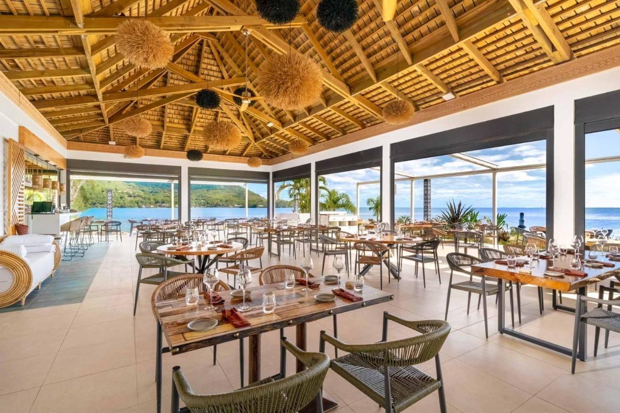 Cook'S Bay Hotel & Suites Paopao Exterior photo