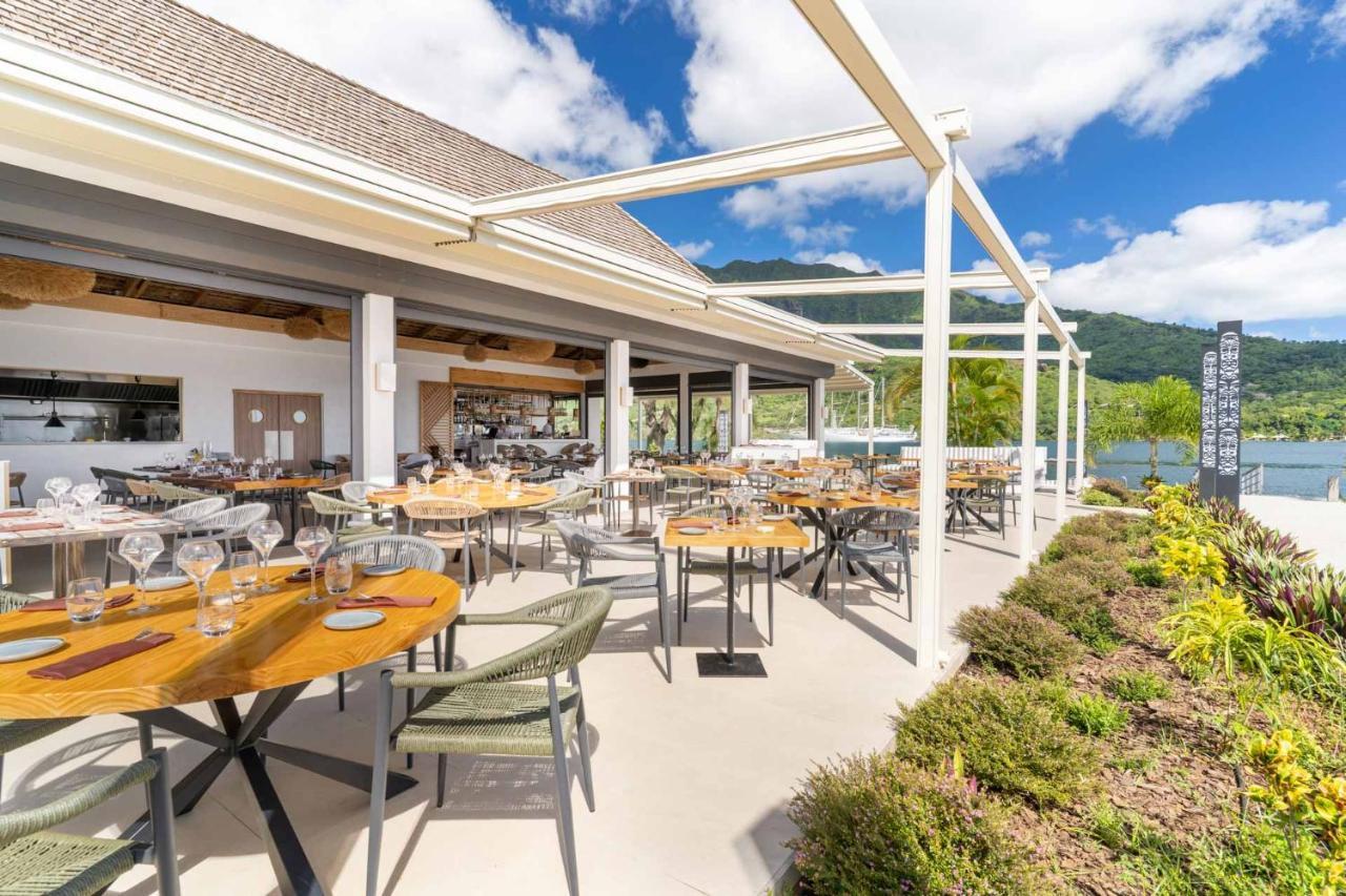 Cook'S Bay Hotel & Suites Paopao Exterior photo