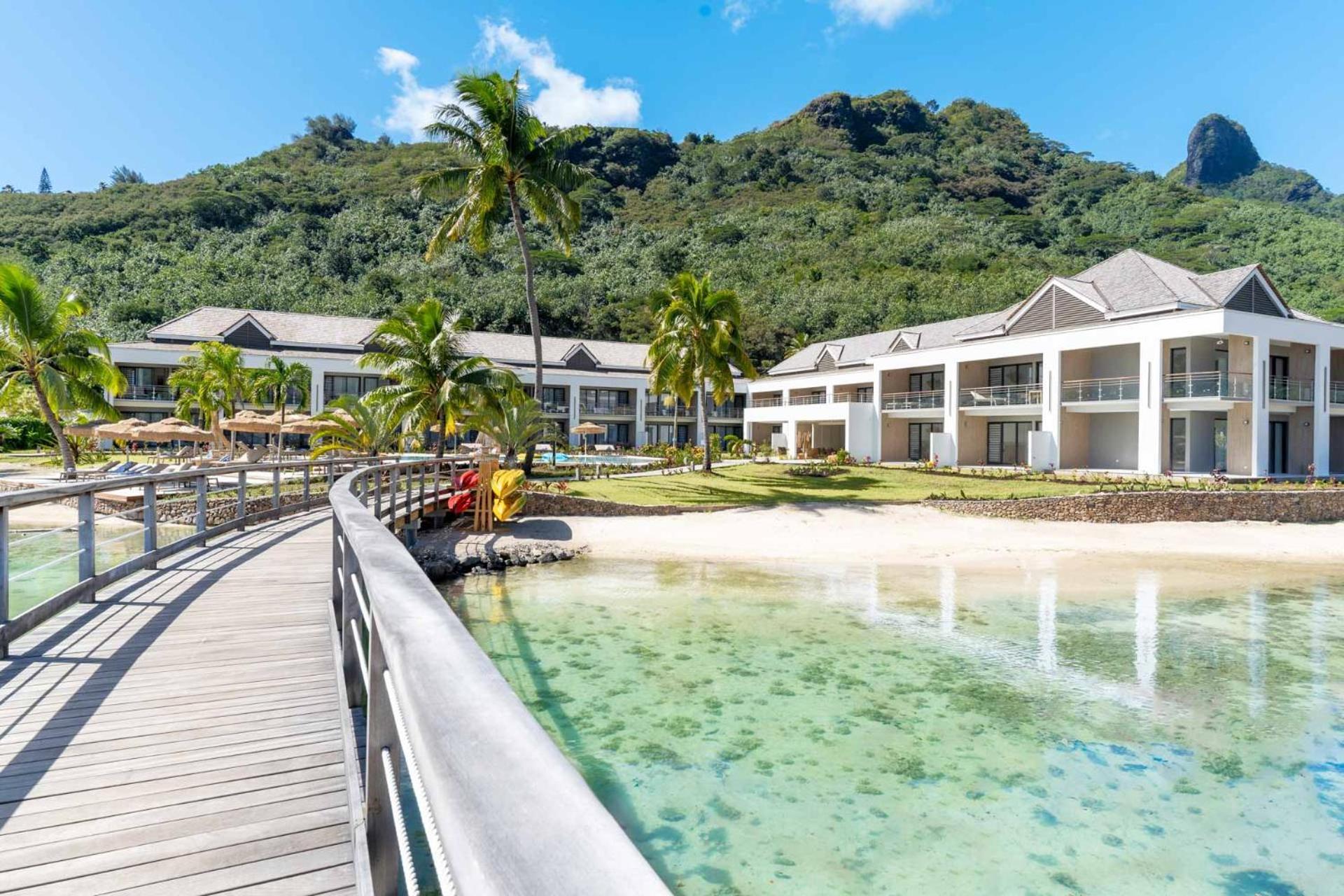 Cook'S Bay Hotel & Suites Paopao Exterior photo