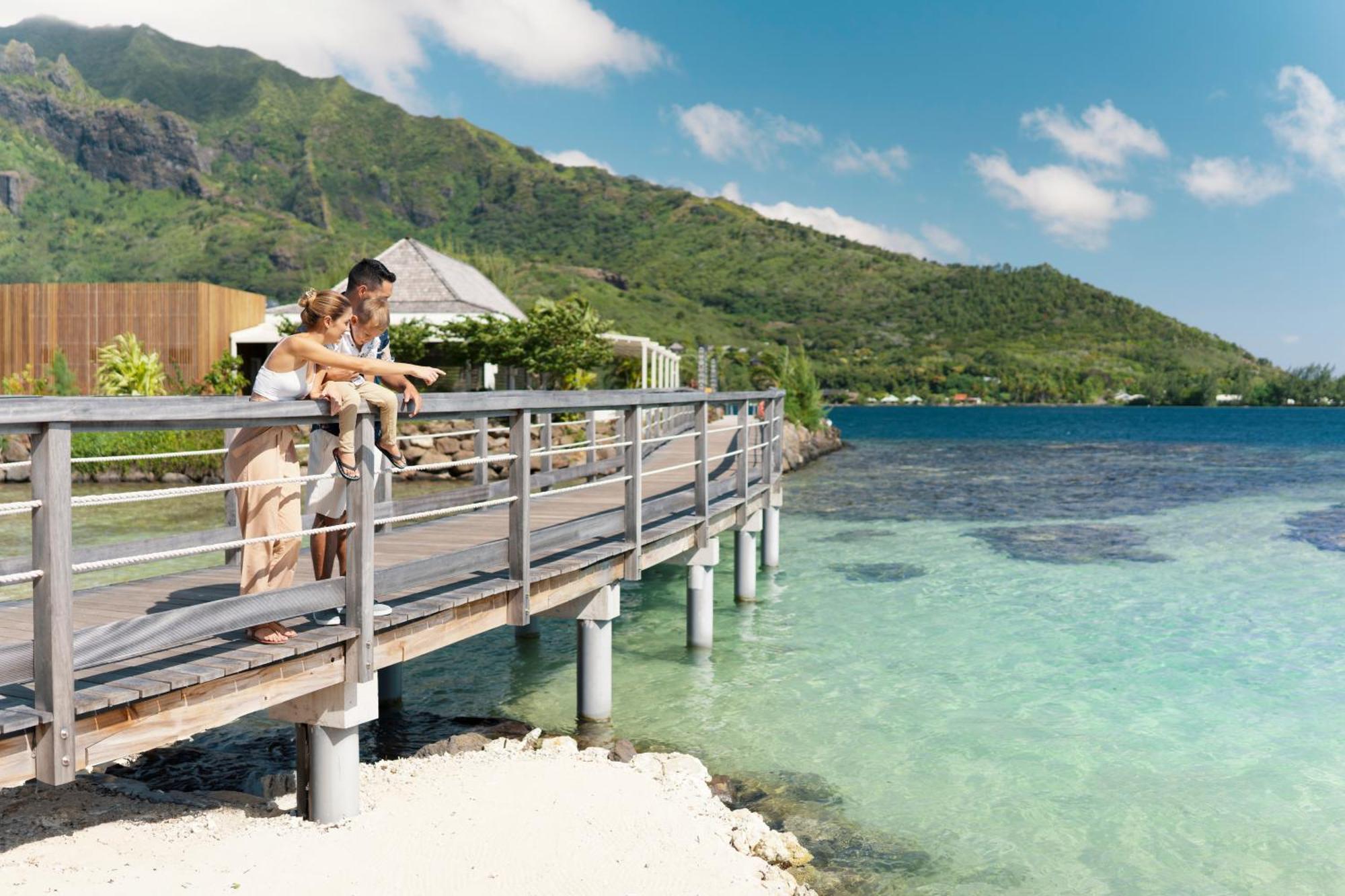 Cook'S Bay Hotel & Suites Paopao Exterior photo